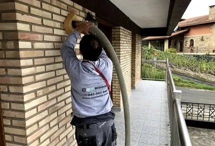 Aplicación de aislante en cubierta — trabajo en altura en Gipuzkoa